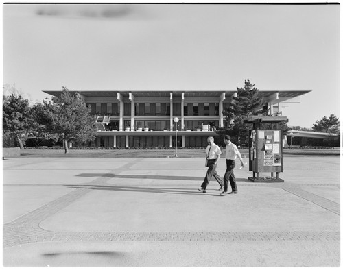 Revelle College Plaza, students