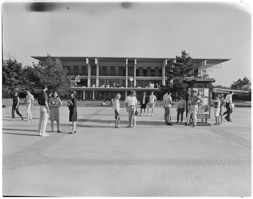 Revelle College Plaza, students