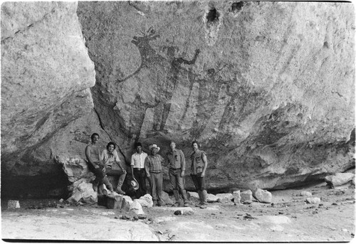 Group photograph at Cueva de las Flechas in the Sierra de San Francisco