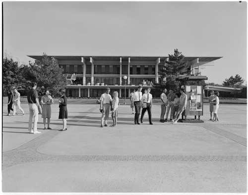 Revelle College Plaza, students