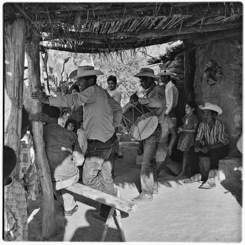 Townsfolk watching the dance in the Batuc / Tepupa