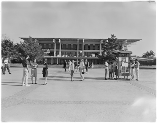 Revelle College Plaza, students