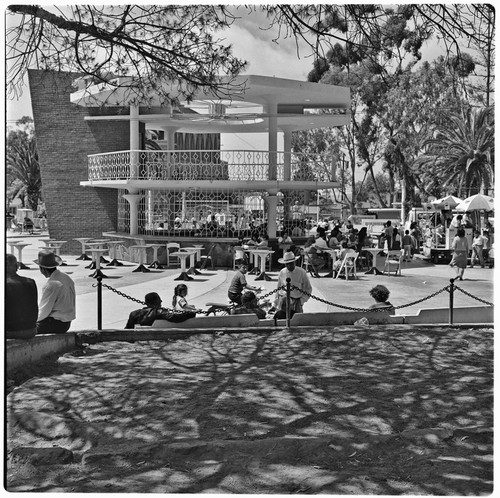 A Sunday afternoon in Teniente Guerrero Park with the kiosk, now removed