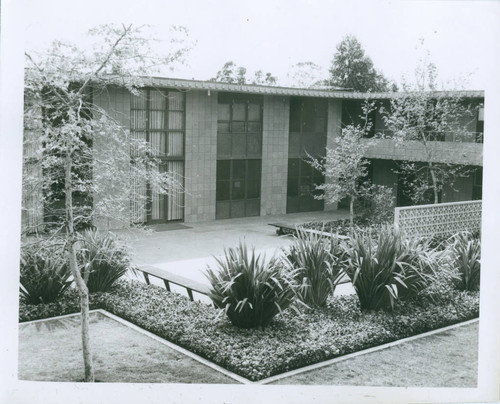 Mildred E. Mudd Hall courtyard, Harvey Mudd College