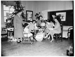 Hollywood Auxiliary to Children's Hospital gives Christmas party for kids, 1951