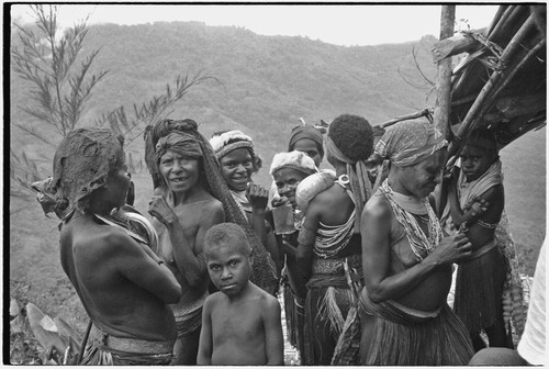 Pig festival, singsing, Tsembaga hosts Tsengamp: women and children smile at photographer