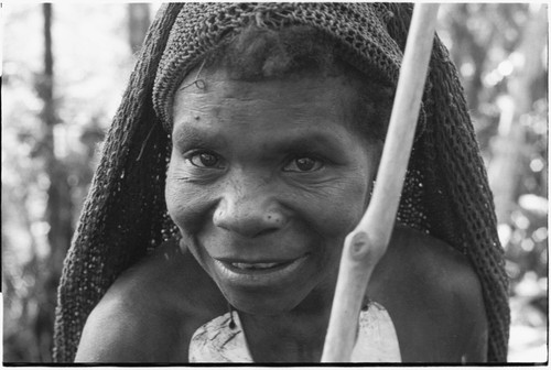 Gunts: shy smile of woman wearing shell valuable and netted head covering