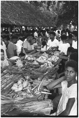 Madang market: women sell garden produce