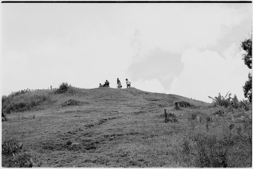 Megiranu, Wanuma Census Division: carriers and Pete Vayda on trail