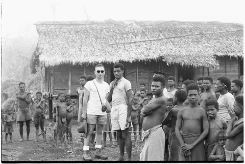 Wanumbil, Wanuma Census Divison: crowd of people with Pete Vayda, near large house