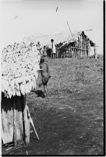 Yeria, Wanuma Census Division: houses and men, one in a police cap