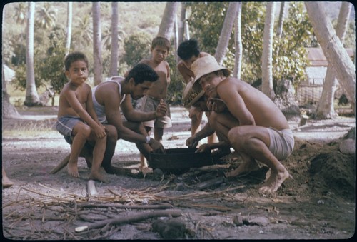 Mata'i Taria excavation: spectators helping screen