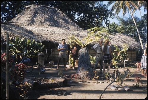 Maatia, Moorea: At Poia's house