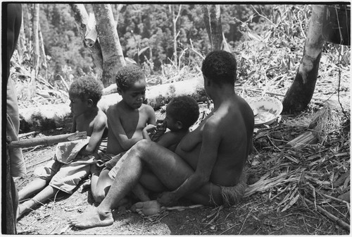 Wanuma-Kurum: pregnant woman and children in a garden