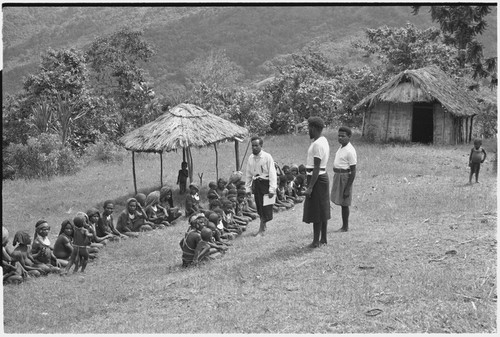 Church service in Tsembaga: people gather with Anglican missionaries from Solomon Islands