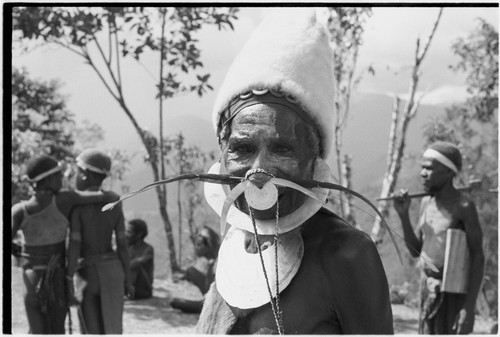 Pig festival, singsing, Kwiop: man with shell valuables and white marsupial fur cap