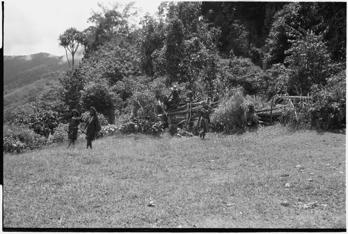 Dispute in Tuguma: women arrive for discussion