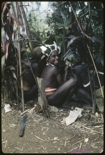 Pig festival, singsing, Tsembaga: Akis bathes in preparation for dancing