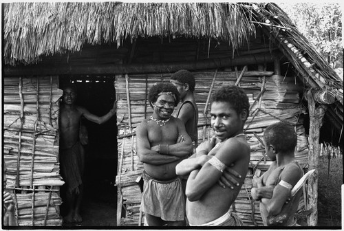 Babaimp: Kalam carriers and boys in front of a house