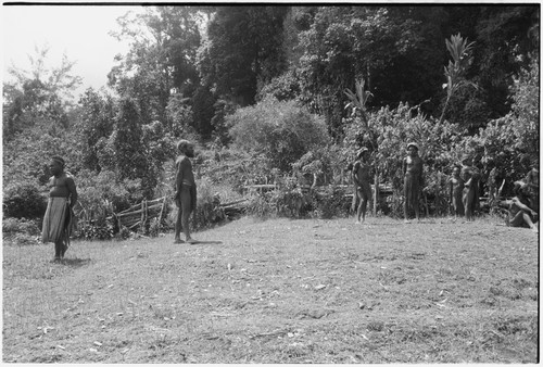 Dispute in Tuguma: people gather for discussion