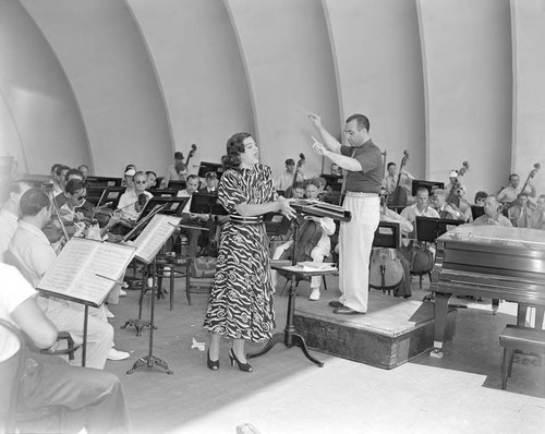 Photograph of soprano, Rosa Ponselle and conductor, Jose Iturbi