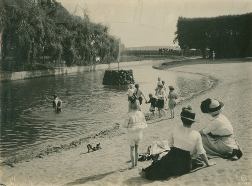 [Photograph of East Shore Park swimming pool]