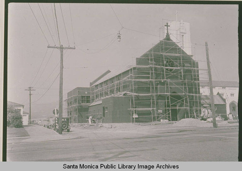 Building of the sanctuary for the Palisades Methodist Church showing laminated arches