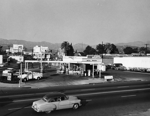 Mobile gasoline station, Glendale