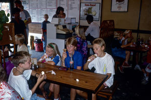 Den Norske Skole i Kathmandu, Nepal, 1991. På søndage efter kirketid tager vi på Nirulas, en isbar, som er det eneste sikre sted i byen at spise is