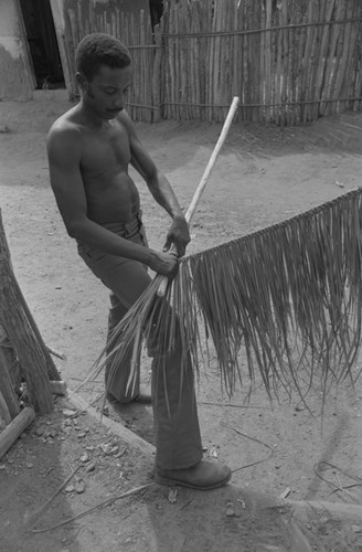 Man wrapping palm leaves, San Basilio de Palenque, 1977