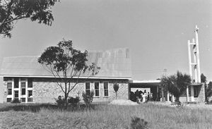 ELCT, Nordveststiftet, Tanzania. Ntoma Kirke med menigheden udenfor, 1981