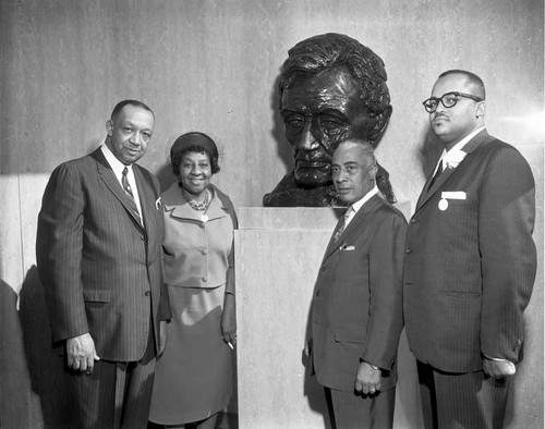 Sculpture of Lincoln's head at City Hall, Los Angles, 1963