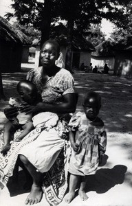 An African woman and her children at Sesheke hospital