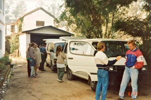Den Norske Skole, Kathmandu, Nepal, november 1993. Lærere ved skolen, Ingolf Ragnar Høyland og Niels Larsen (th) foran skolens minibus