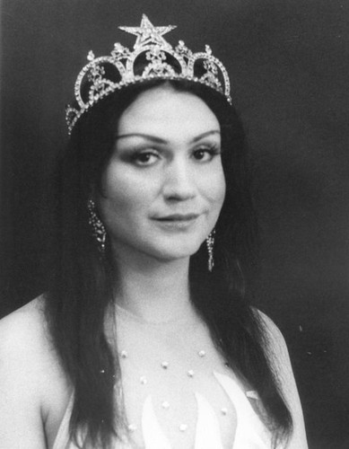Carla La Mar wearing a crown