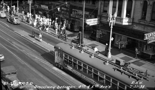 Broadway between 4th and 5th Avenues