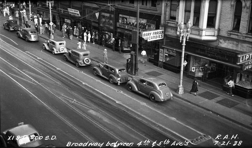 Broadway between 4th and 5th Avenues