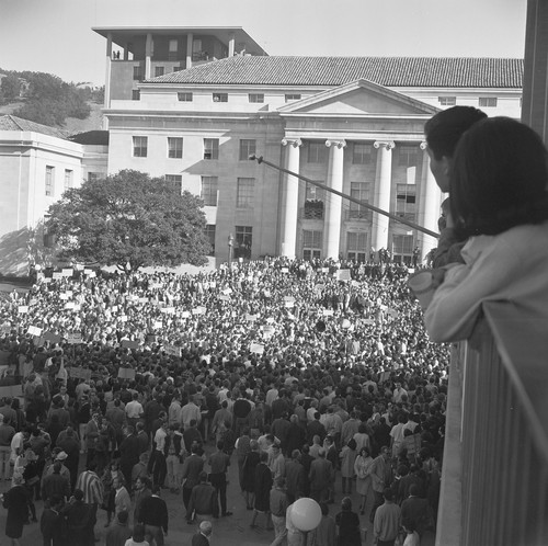 Crowds in Sproul Plaza