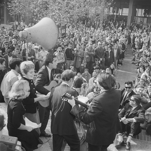 Singers singing on Sproul steps in front of crowd