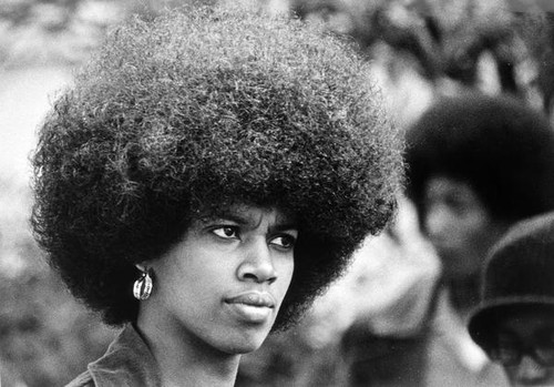 Woman wearing an Afro hairstyle