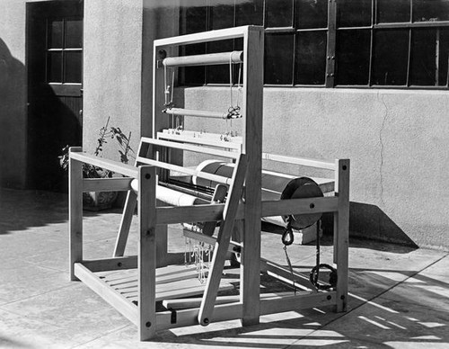 Free-standing weaving loom