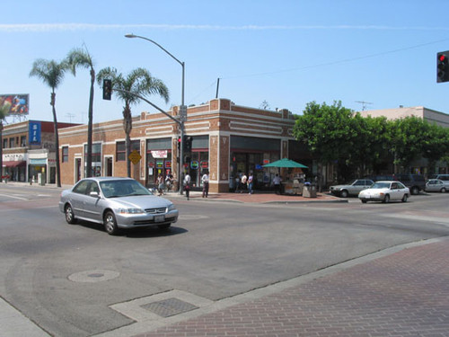 Street scene on the corner of Broadway and Fourth Street, August 2002