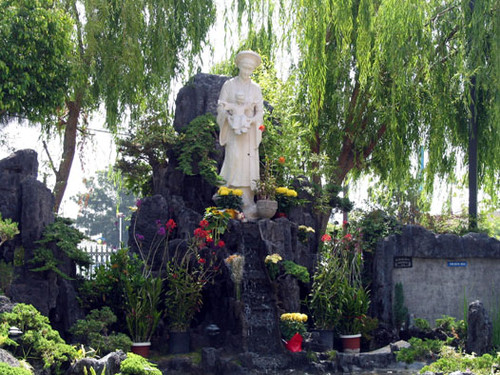 Statue of the Virgin Mary at the entrance to the Vietnamese Catholic Center on the corner of Harbor and Seventeenth Streets