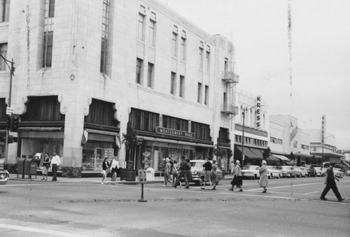 Pedestrians crossing 4th Street at its intersection with Main Street in downtown Santa Ana in 1960