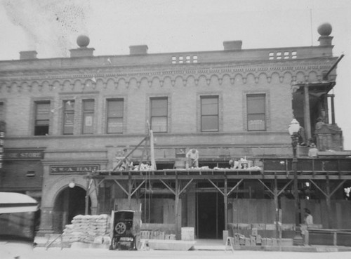 S. E. corner of Bush and 4th, remodeling Reinhaus block, about 1928