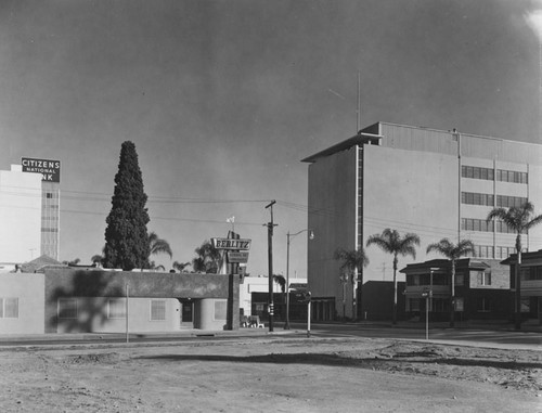 View of N. Broadway and W. 8th Streets including the Citizens National Bank in the early 1960's