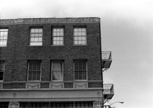 View of Santa Ana Hotel facing Santa Ana Blvd at the Main Street corner, 1987