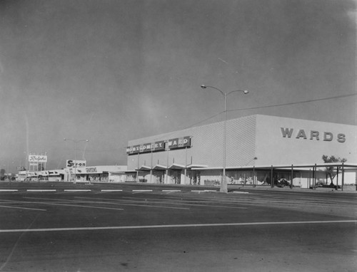 Montgomery Ward, Graysons, Sav-on and Ralphs in the Honer Plaza shopping center at 17th and Bristol