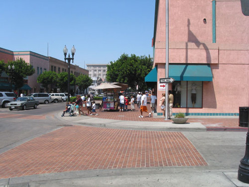 Street scene on the corner of Fourth Street and Spurgeon looking west, August 2002