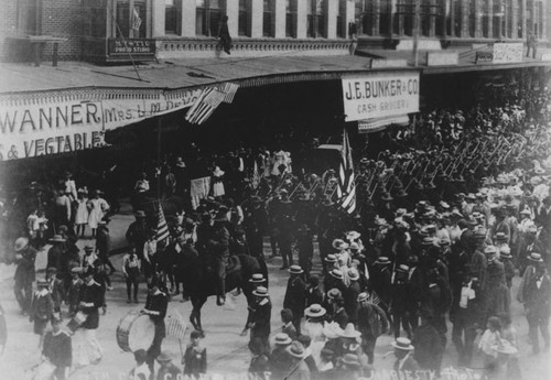 Company L arriving home in 1898 on the north side of E. 4th St. between Main & Bush